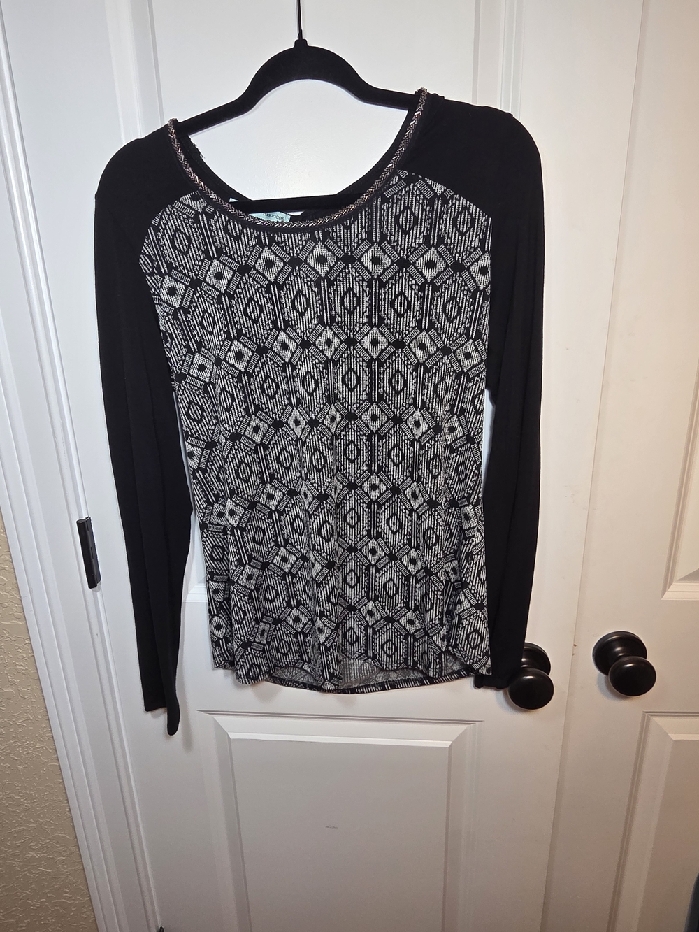 Maurices Black & White Geometric Long-Sleeve Top